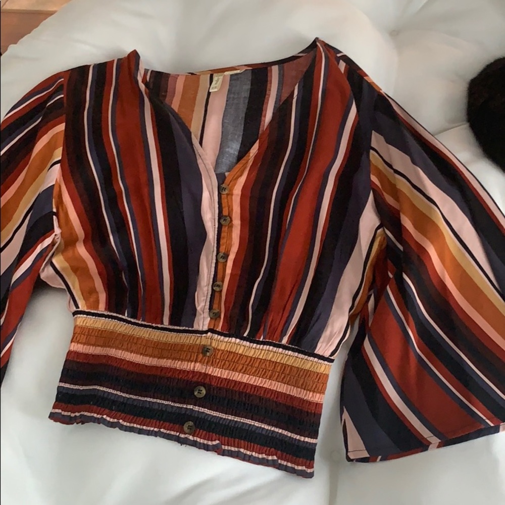 Cropped blouse with flowing sleeves